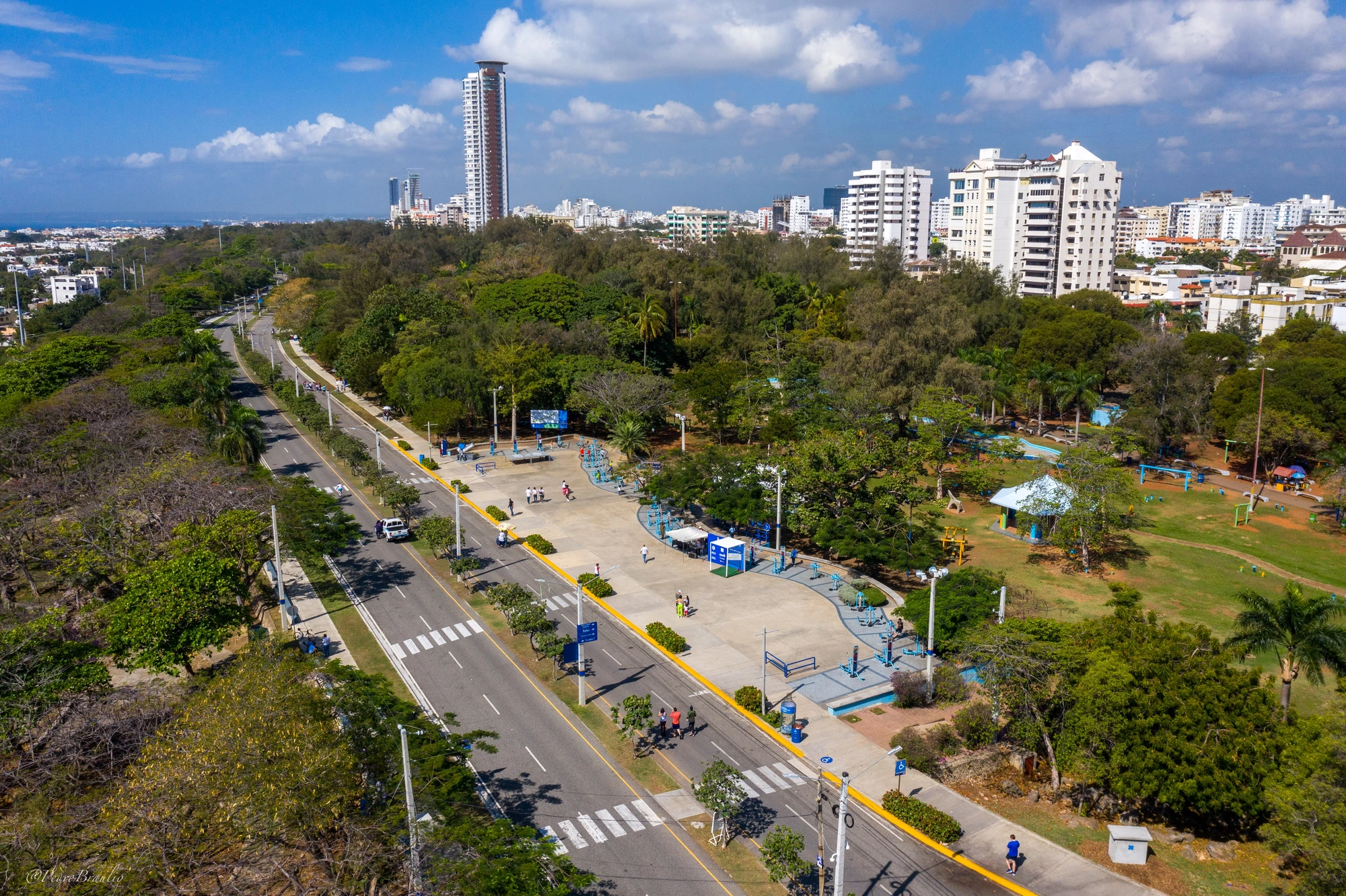 Avenida de la Salud · aceras y contenes